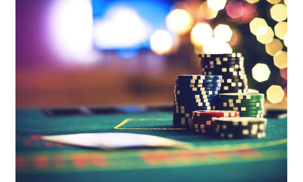 How are wagering periods structured in online baccarat?